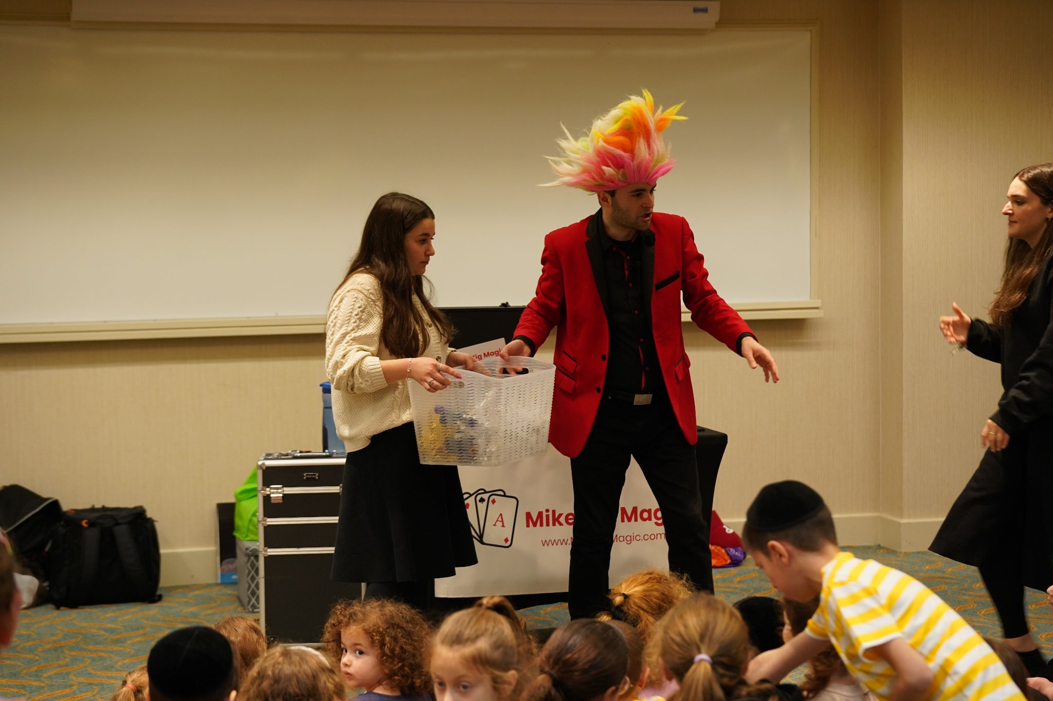 Mike Zig magician performing at the Pesach Time Tours kids magic show