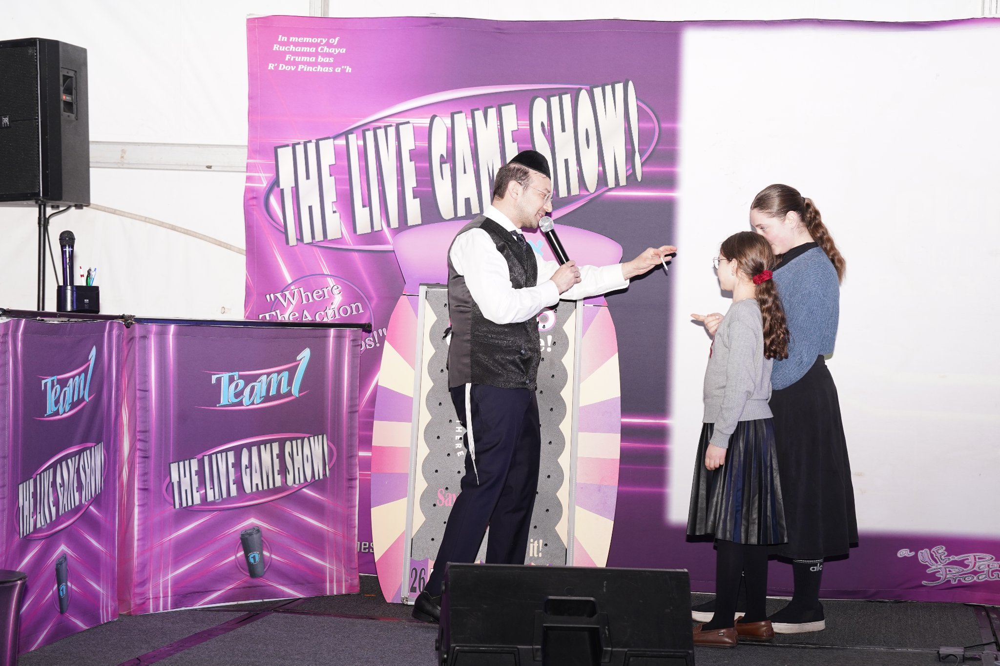 The Live Game Show performer with kids on stage at Pesach Time Tours